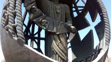 Birth of a New Man. Popularly known as El Huevo de Colón (The Columbus’s Egg), Bronze, copper, 45 m. Seville, Spain, 1994