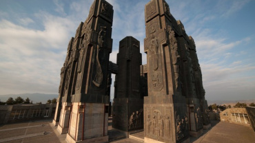 Chronicle of Georgia. Bronze, 16 columns, each 35 m high. Tbilisi. 1985–2003.
