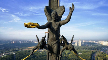 Victory Monument. Granite and bronze, 142 m. Moscow, Poklonnaya Hill, 1995.